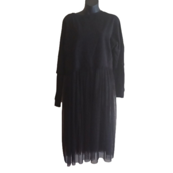 𝅺Zara dress! Black top, tuhl like bottom. Oversized small.Perfect party dress. - Picture 1 of 7